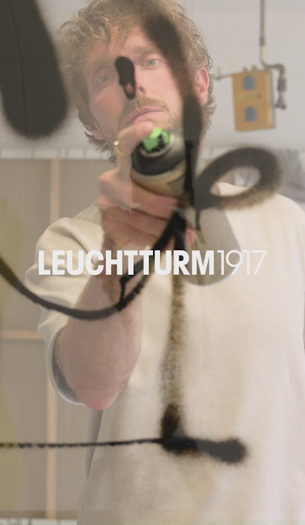 Video featuring a graffiti artist and his process 